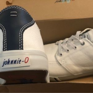 The casual styling of the johnnie-O® Santa Cruz sneakers .